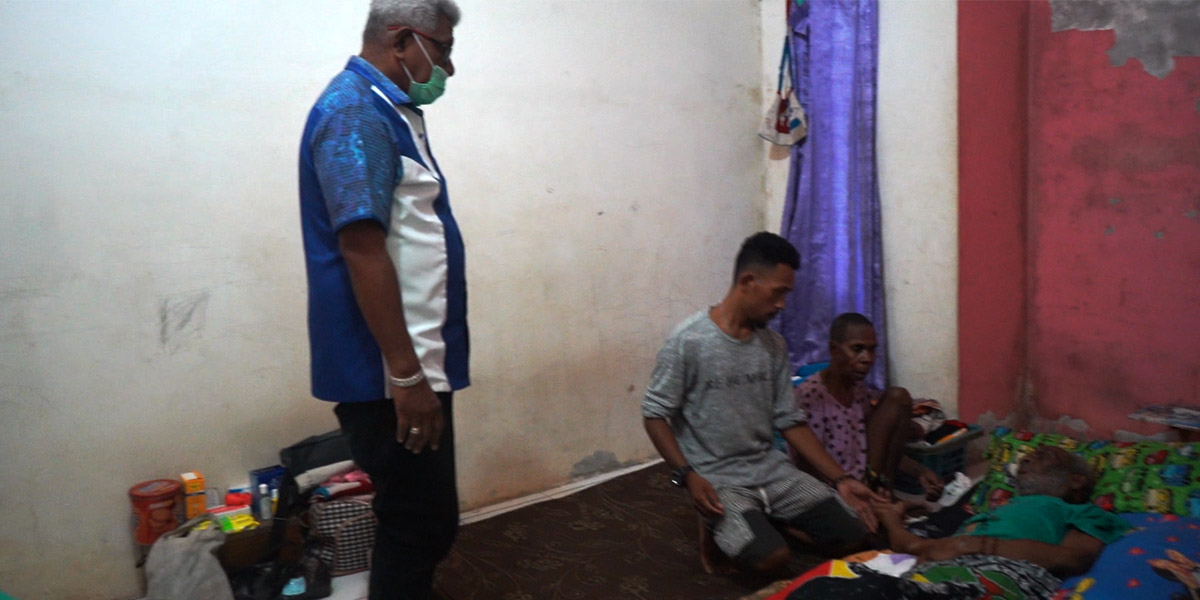 Wakil Bupati Mimika membesuk Titus Potereyauw yang sedang terbaring sakit, Jumat (27/06/2020).